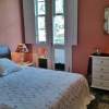 Das Schlafzimmer ist hübsch ausgestattet 